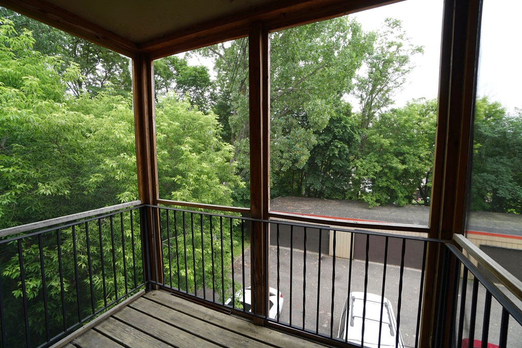 Granite Flats Apartments, 316 Larpenteur Ave E, East St. Paul, MN